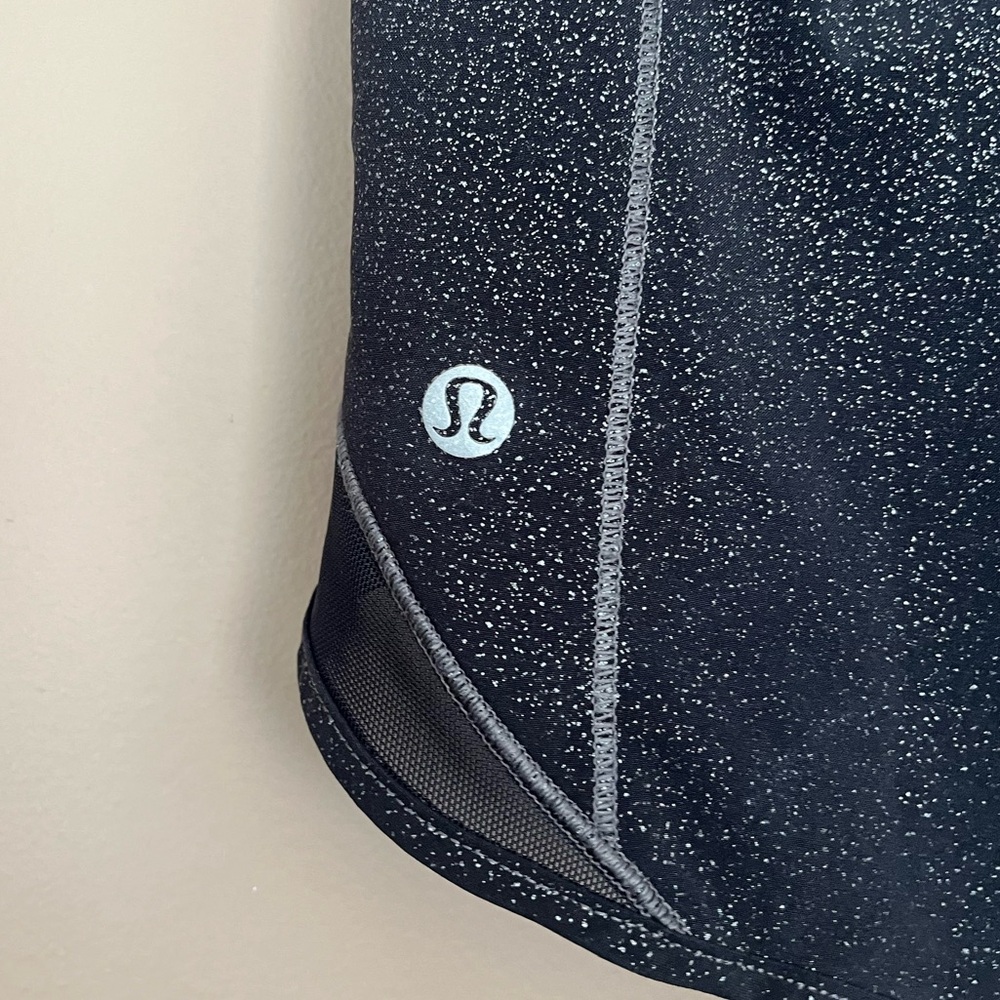 {Lululemon} Hotty Hot Short II Long 4" in Luminosity Foil Print Black Silver - 4 - Picture 7 of 10